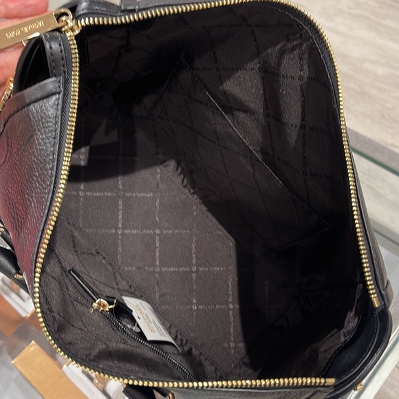 MICHAEL KORS
Carine Large Pebbled Leather Top Zip Satchel
Black
NWT - Picture 12 of 16